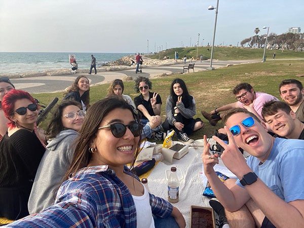 Ofir's group from rothschild community enjoying a kabbalat shabbat at the beach