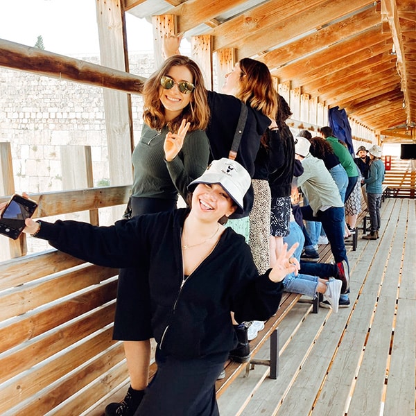 Alin cohen and bruna jasinowodolinski on the bridge overlooking the western wall