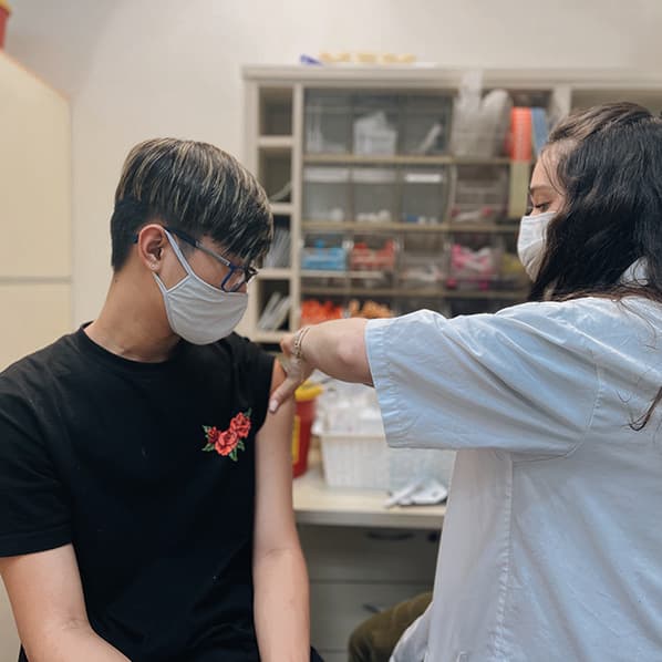 Kelvin aronowitz receiving the first dose of the pfizer vaccine.